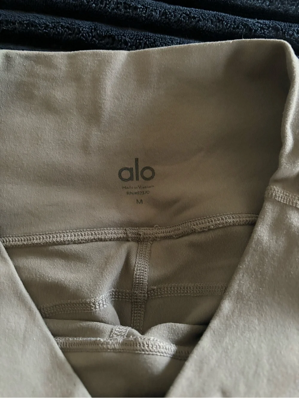 Alo Yoga • Avenue • High Rise Leggings
